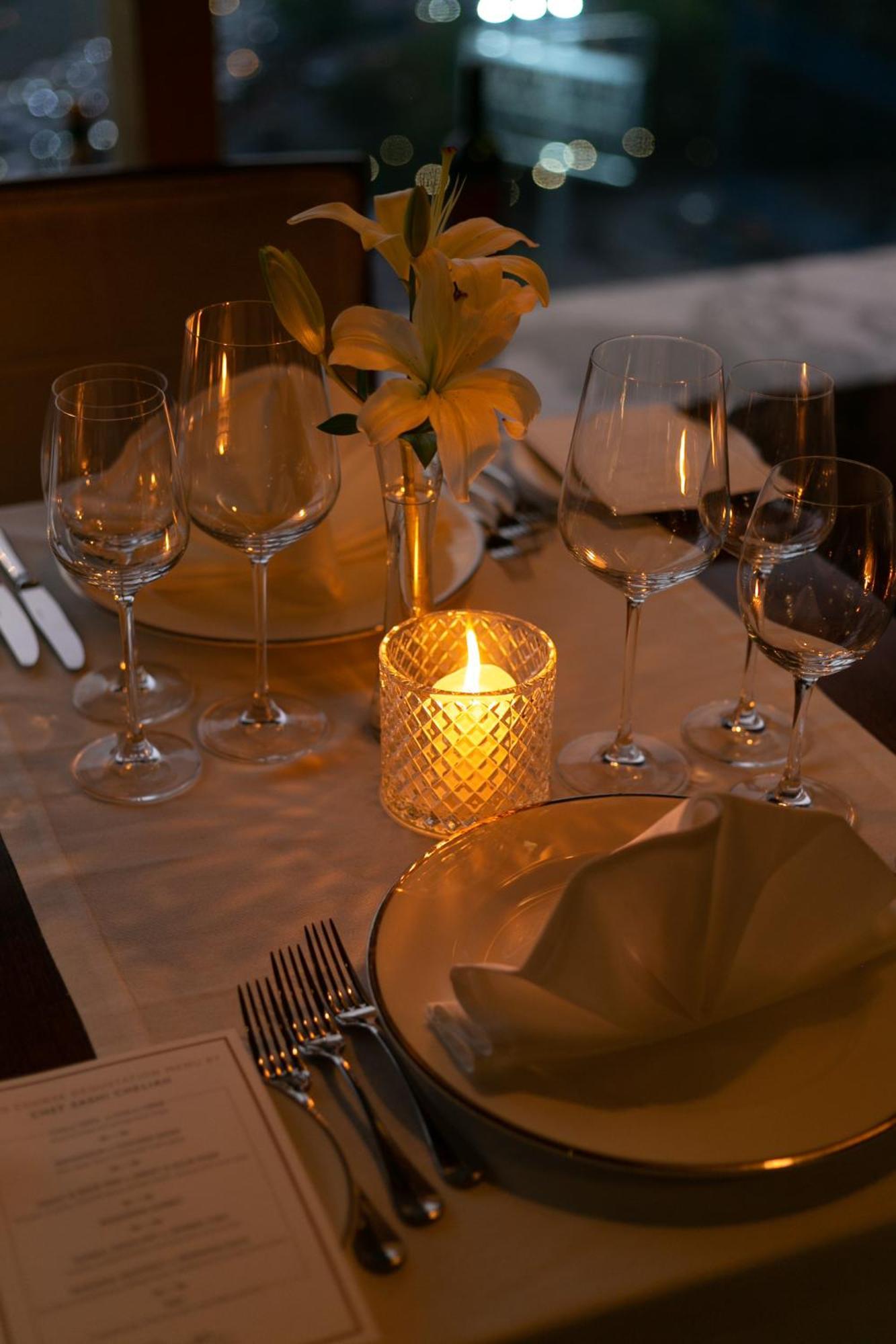The Leela Ambience Gurugram Hotel & Residences - The Luxury Urban Sanctuary Gurgaon Exterior foto A candle on a dinner table
