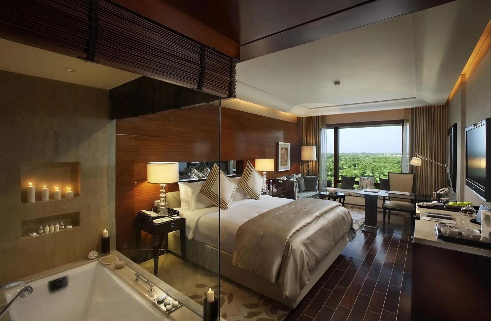 The Leela Ambience Gurugram Hotel & Residences - The Luxury Urban Sanctuary Gurgaon Exterior foto A suite at the Taj Bengal